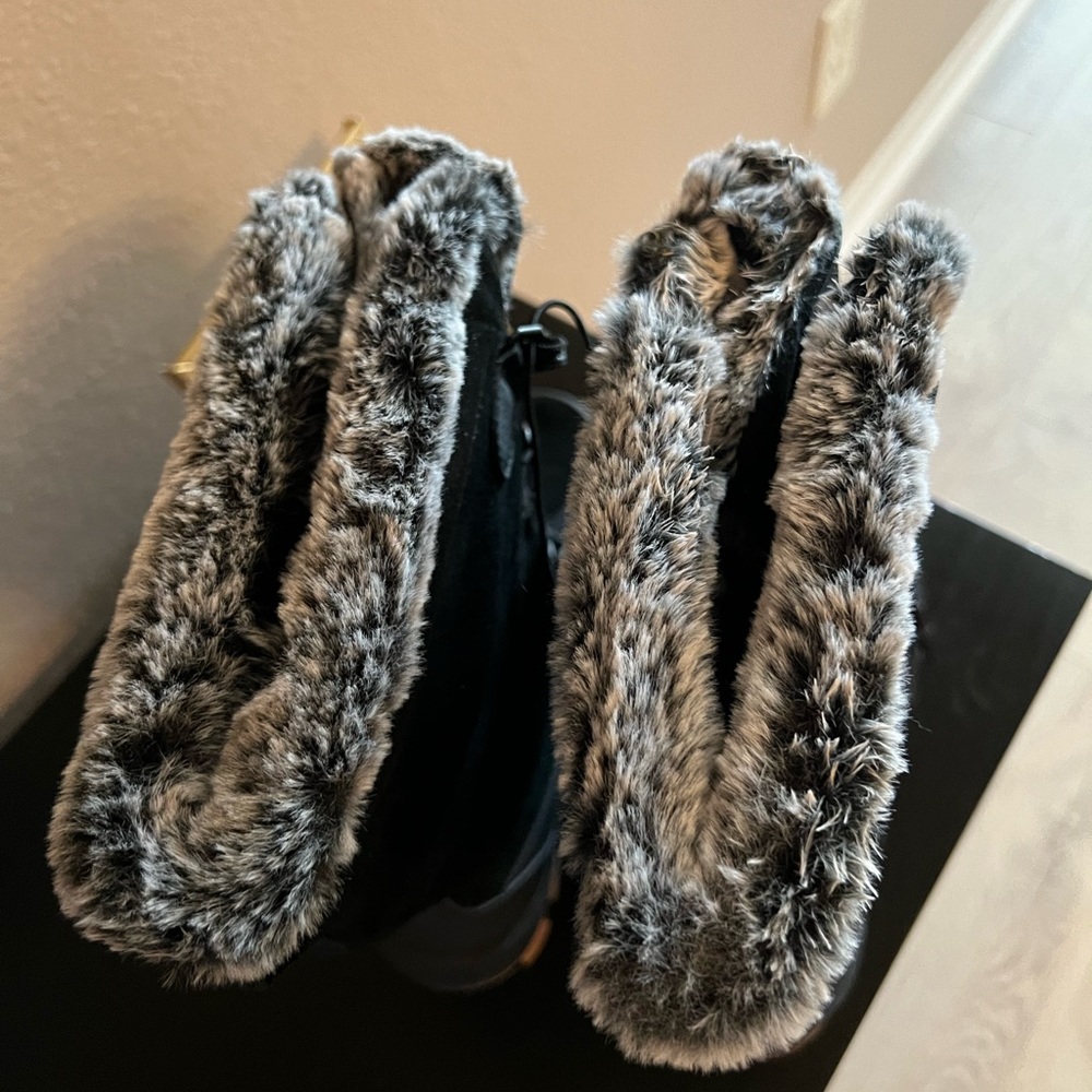 NWT waterproof snow boots. Size 7. - Picture 4 of 6